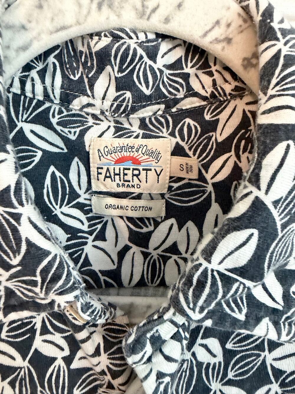 Faherty Men Small 100% Organic Cotton Button Down Short Sleeve Navy Floral Leaf
